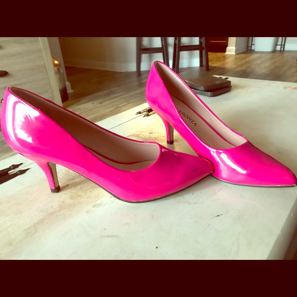 7.5 women’s hot pink heels.